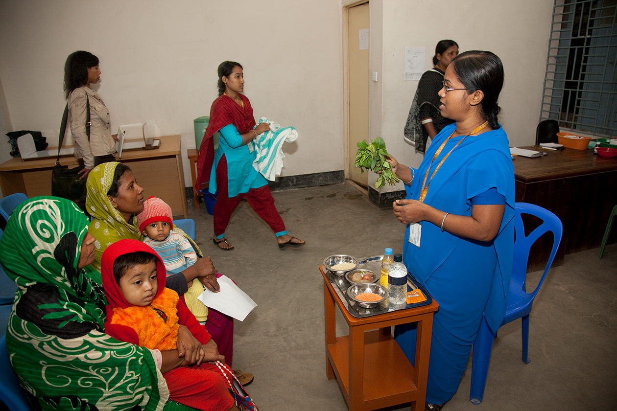 A health worker in Bangladesh teaches new mothers a class.