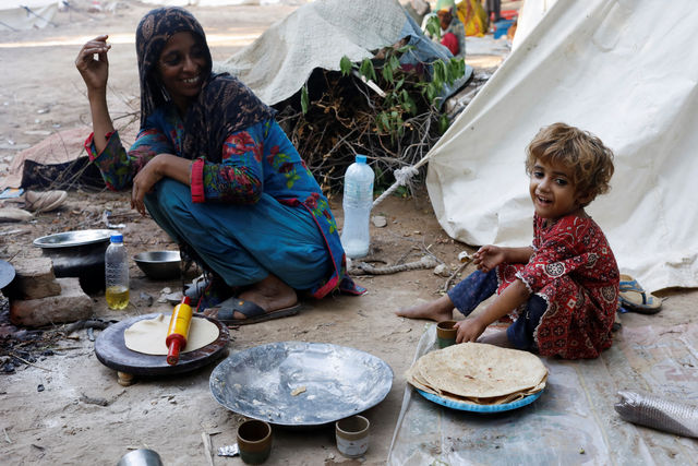A mother and her daughter displaced by flooding in Pakistan.