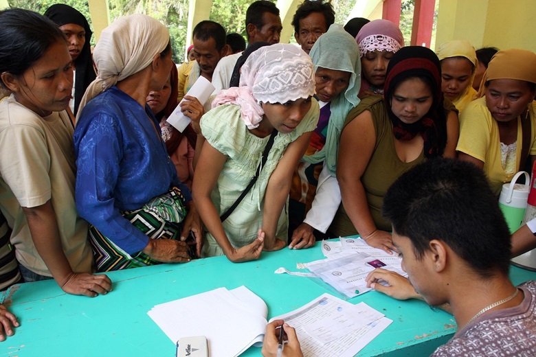 People registering for a conditional cash transfer program in the Philippines.